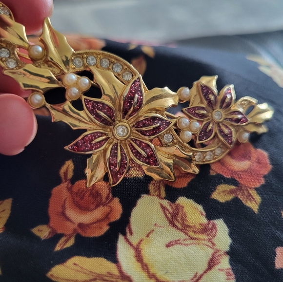 4/$20 🌟Lot of vintage brooch and heart scarf clip. - Picture 2 of 7